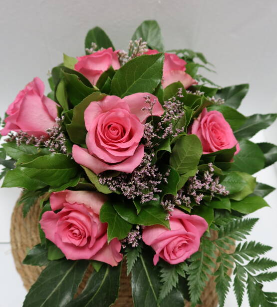 bonbon bouquet rond composé de rose rose accompagné de son Limonium Disponible chez votre fleuriste L'univers d'une Liss