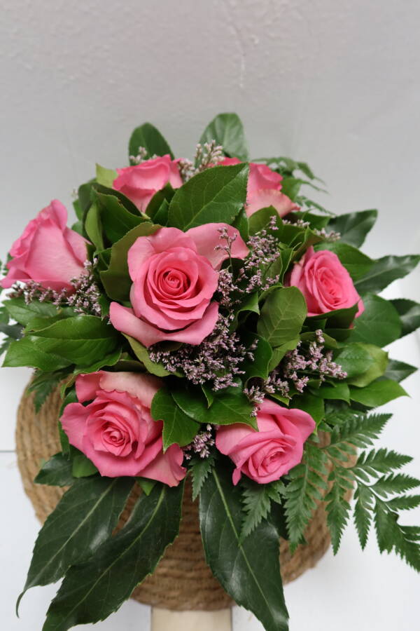 bonbon bouquet rond composé de rose rose accompagné de son Limonium Disponible chez votre fleuriste L'univers d'une Liss