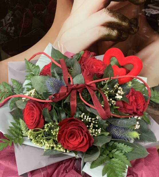 red bouquet composé de rouge rose pour un anniversaire ,pour declaré son amour ou tout simplement faire plaisir disponible chez votre fleuriste L'univers d'une Liss Cambrai