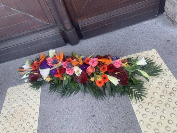 dessus de cercueil coloré un dernier hommage nous vous proposons une pièces de fleurs coloré pour un dernier hommage a vos défunts