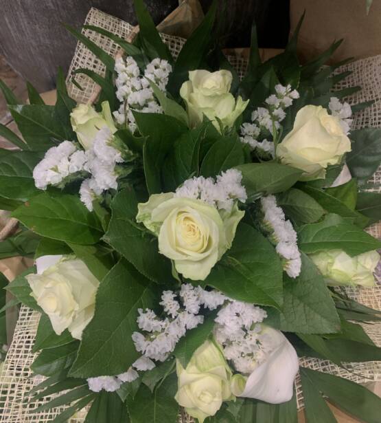 Bouquet rond d erose blanche accompagnée de fine fleurs blanche idéal pour offrir ,pour les anniversaire ,ou même ce faire plaisir proposé par L'univers d'une Liss Cambrai