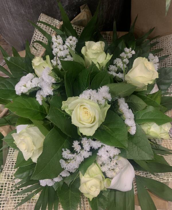 Bouquet rond d erose blanche accompagnée de fine fleurs blanche idéal pour offrir ,pour les anniversaire ,ou même ce faire plaisir proposé par L'univers d'une Liss Cambrai