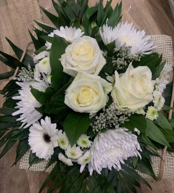 Bouquet rond de fleurs blanche idéal pour offrir ou pour vous faire plaisir anniversaire, mariage , invitation ce bouquet et idéal pour vous disponible chez votre fleuriste L'univers d'une Liss Cambrai